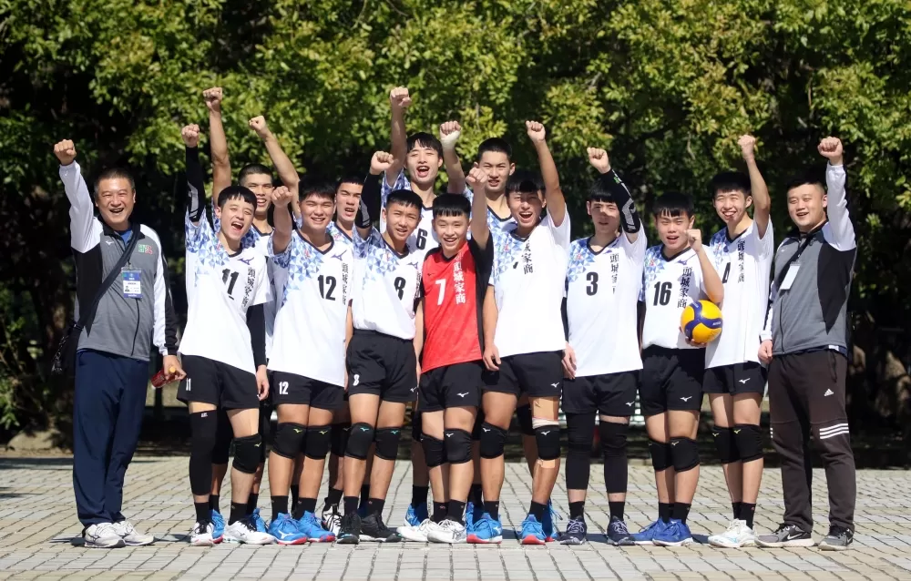 頭城家商高志中高出隊友一截。林嘉欣/攝影。