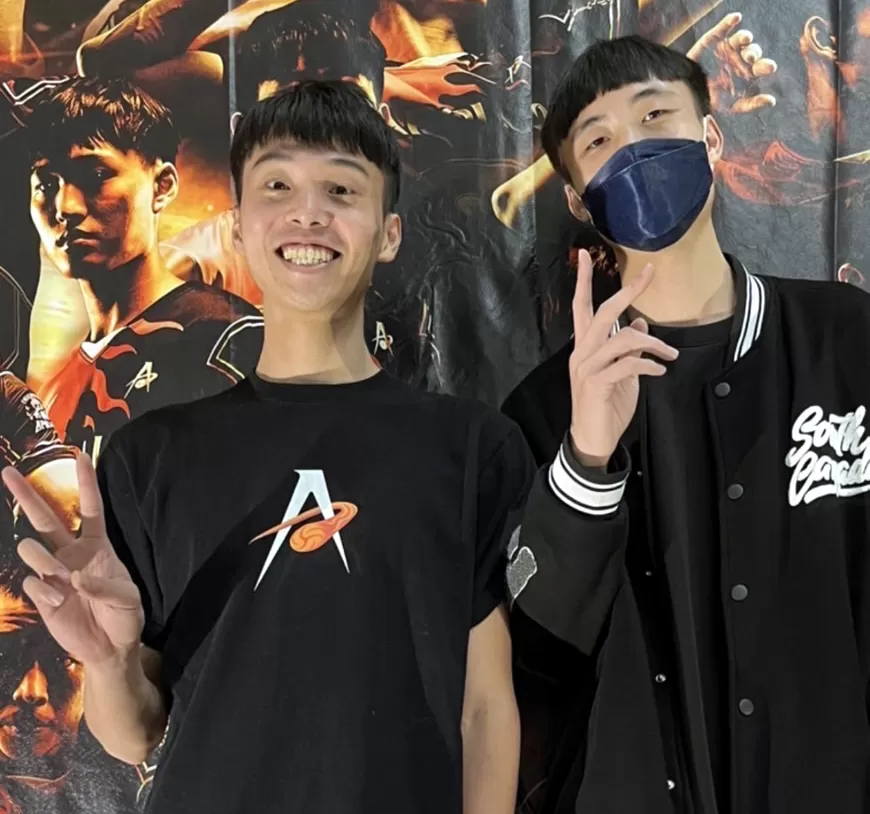 頭城家商高志中（右）和堂哥高偉誠。高志中／提供。。