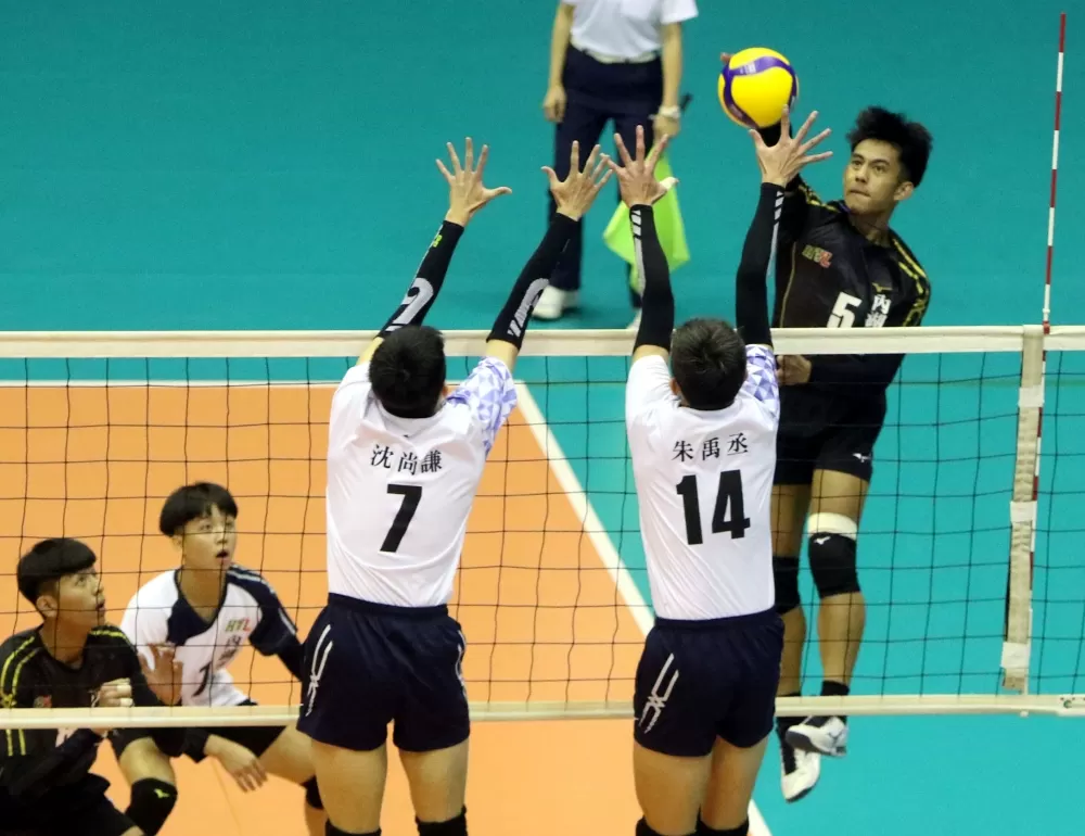 內湖高工伍奧斯定今天對明德高中之戰貢獻20分。林嘉欣/攝影。