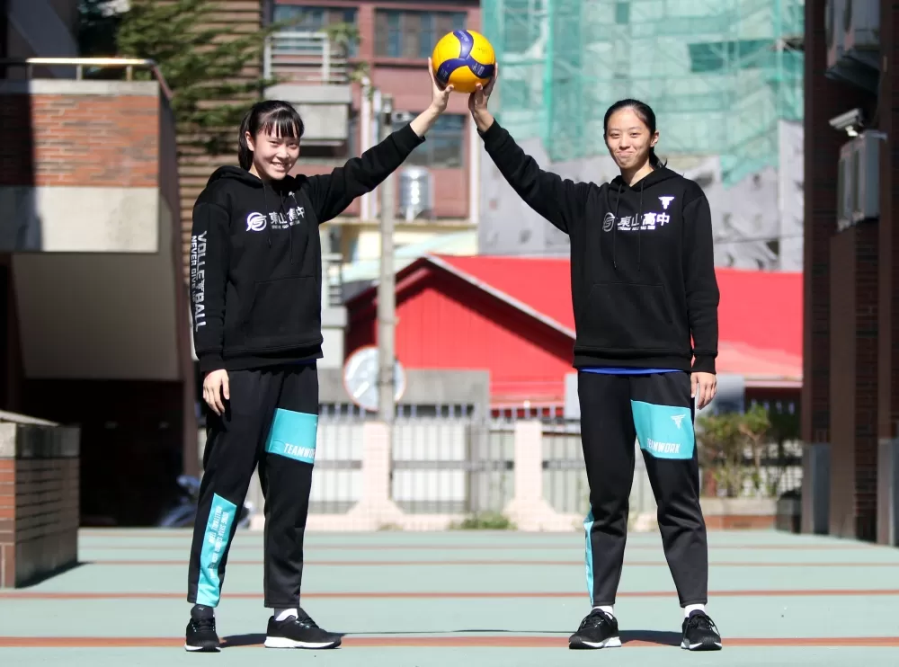 182公分的東山高中「雙塔」潘宣蓉(左)和洪詩涵。林嘉欣/攝影。