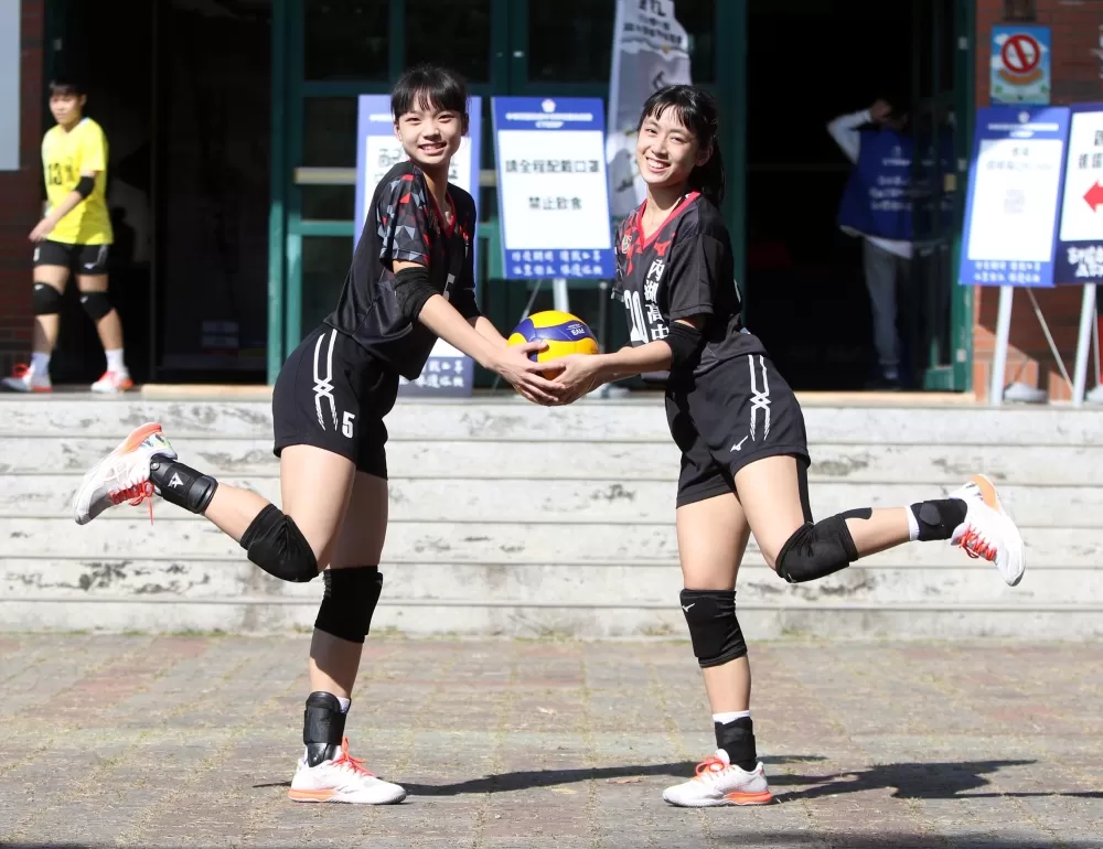 李思依(左)和陳羽嫺長相甜美。林嘉欣/攝影。