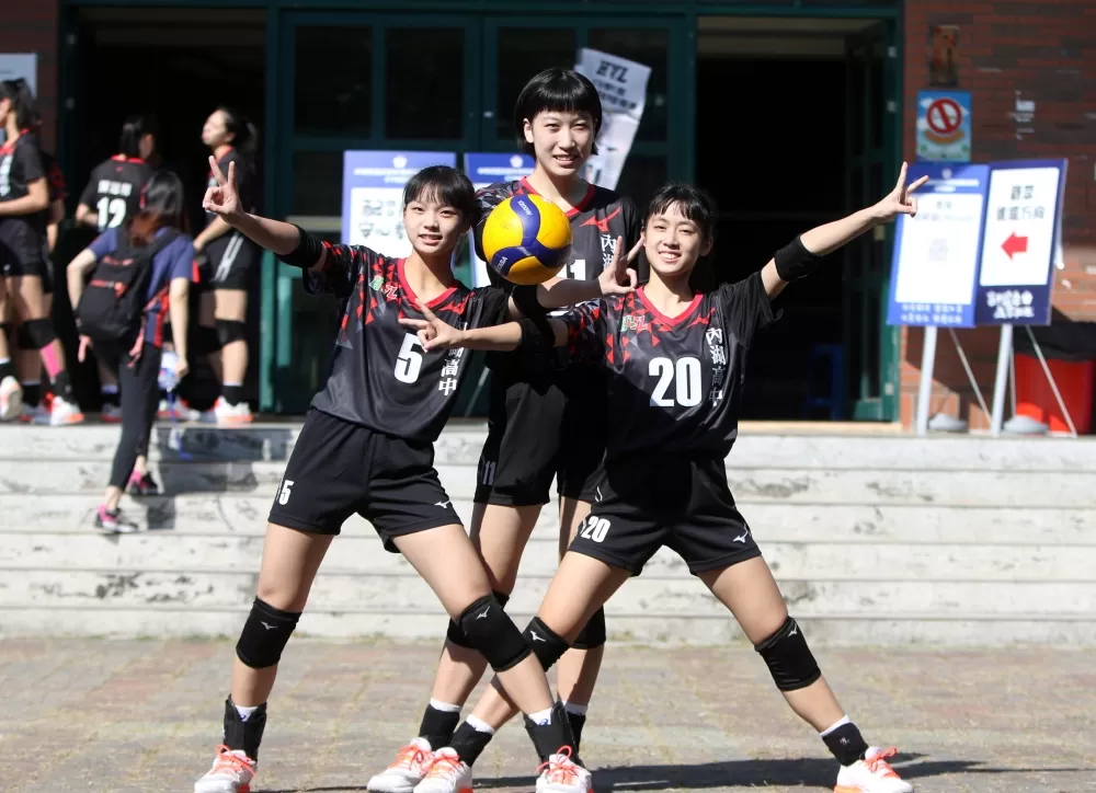 內湖高中「17」張稦豈(中)、李思依(左)和陳羽嫺。林嘉欣/攝影。