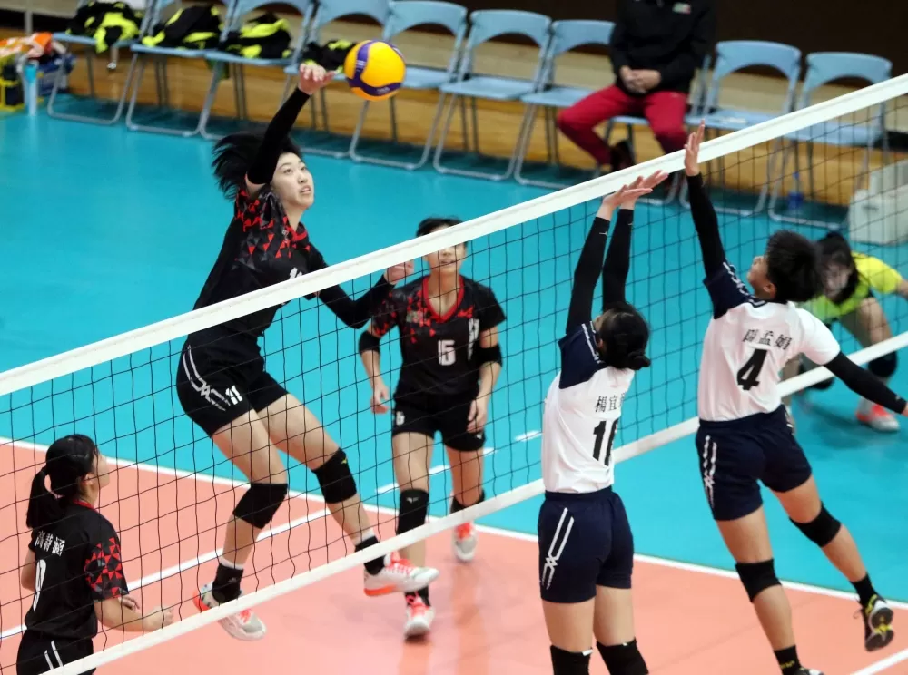 內湖高中「17」張稦豈攻擊犀利 。林嘉欣/攝影。