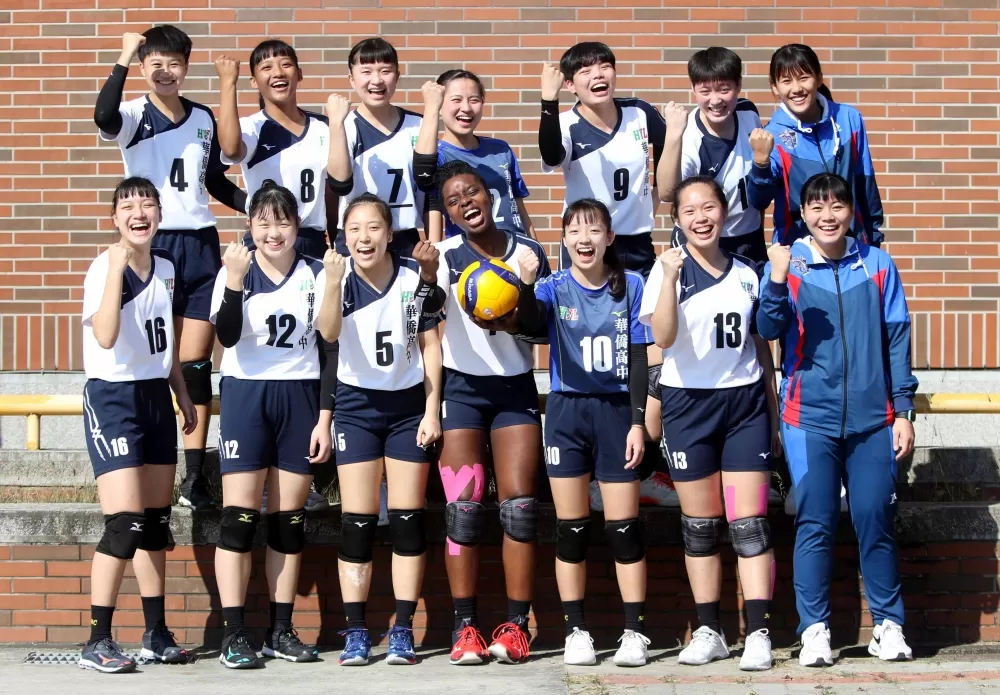 華僑高中李貝兒和隊友超活潑。林嘉欣/攝影。