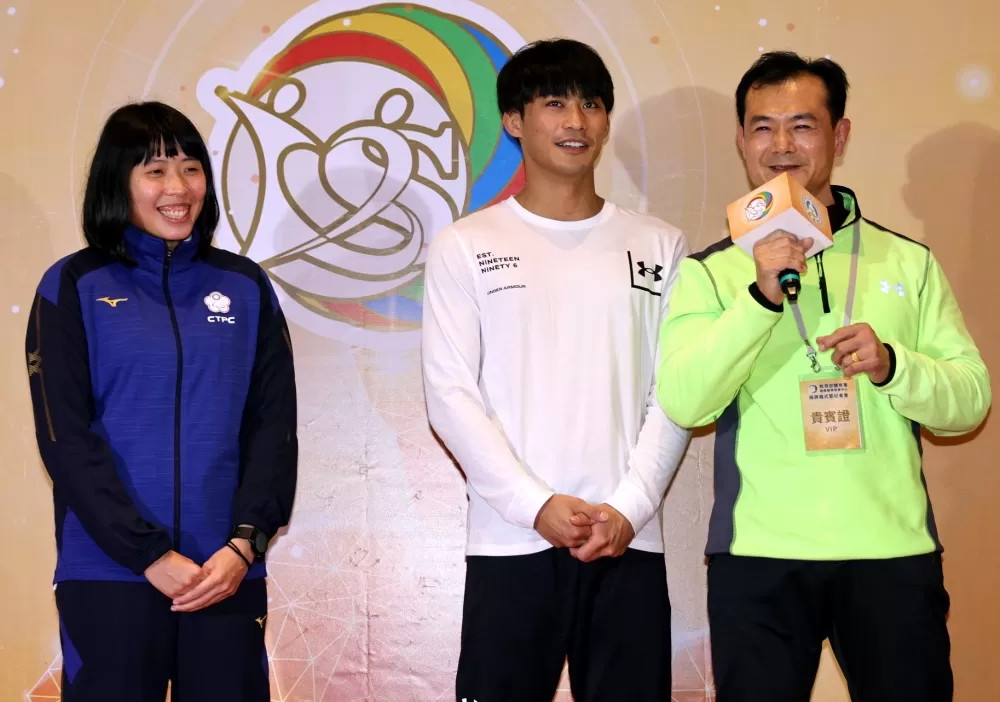 奧運柔道國手楊勇緯(中)、帕運柔道國手李凱琳(左)以及李青忠教練。