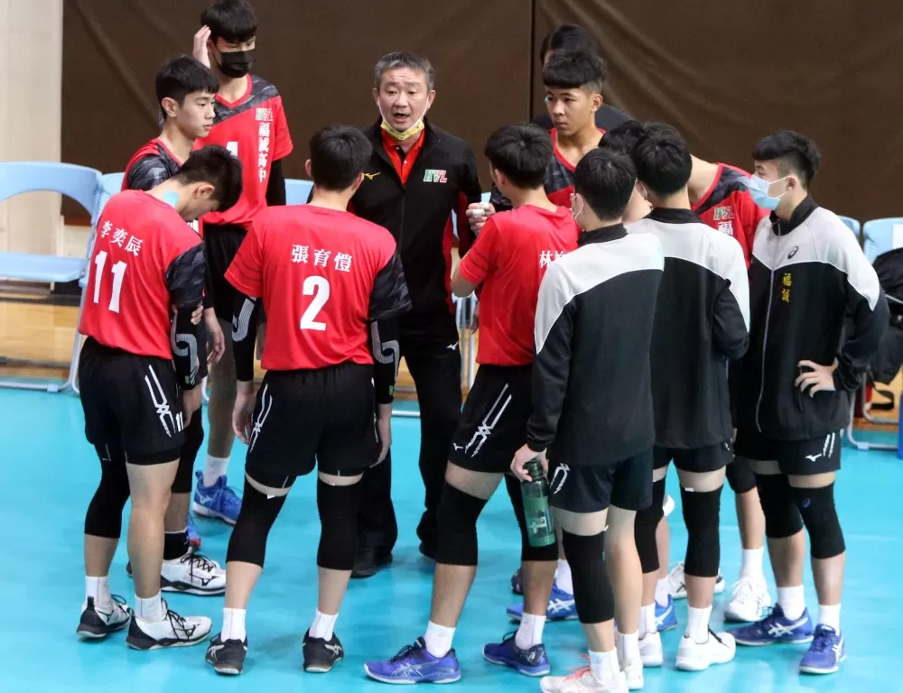 福誠高中教練戴耀章和選手面授機宜。林嘉欣/攝影。