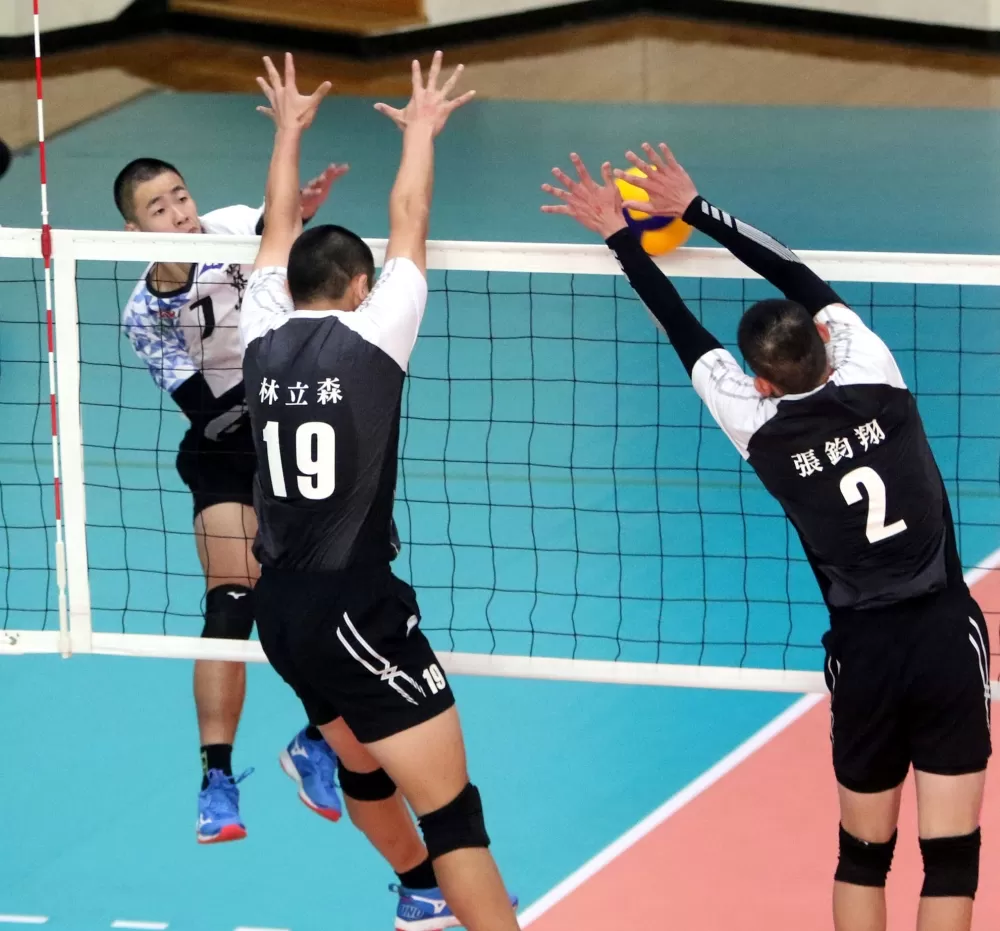 麥寮小高一林庭偉攻擊。林嘉欣/攝影。