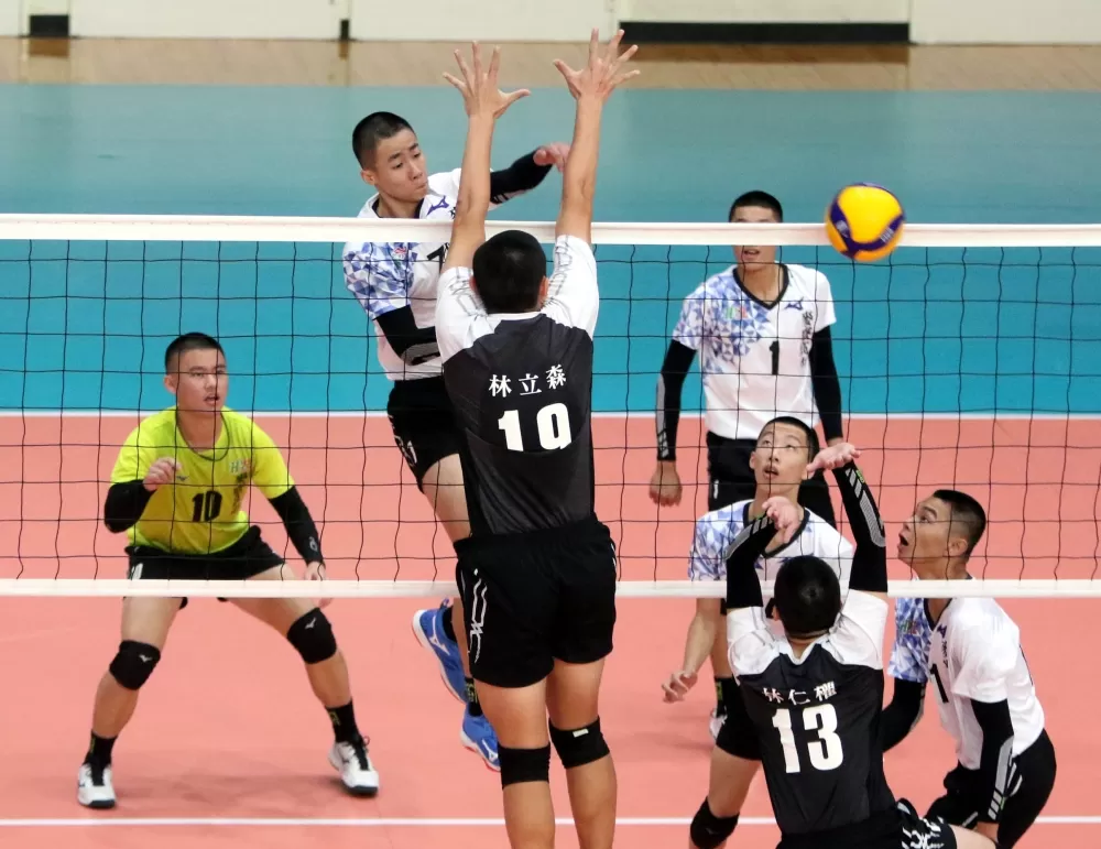 麥寮小高一林庭偉攻擊犀利。林嘉欣/攝影。