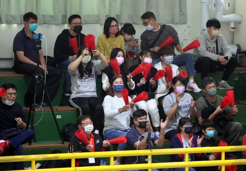 熱血的加油團。林嘉欣/攝影。