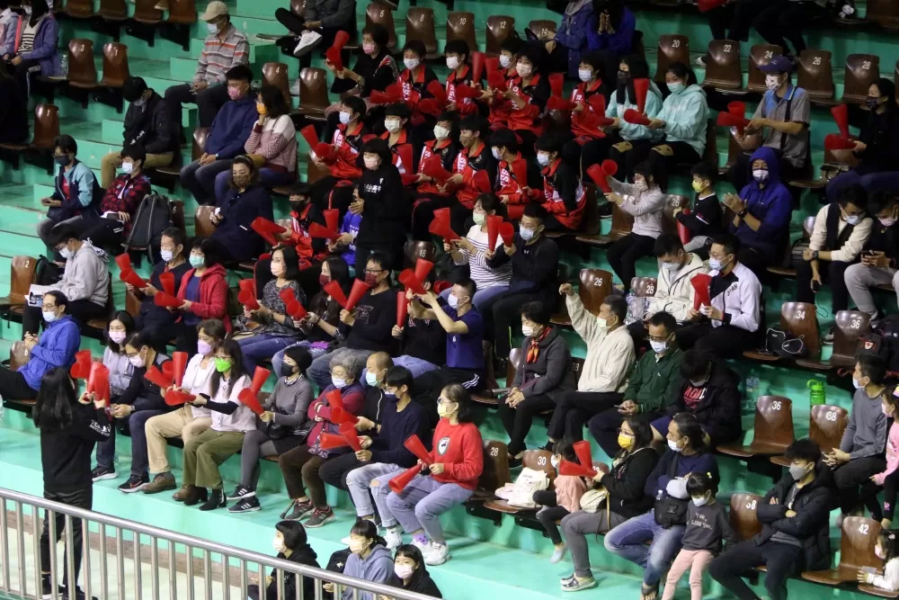 東山高中加油團陣容浩大。林嘉欣/攝影 。