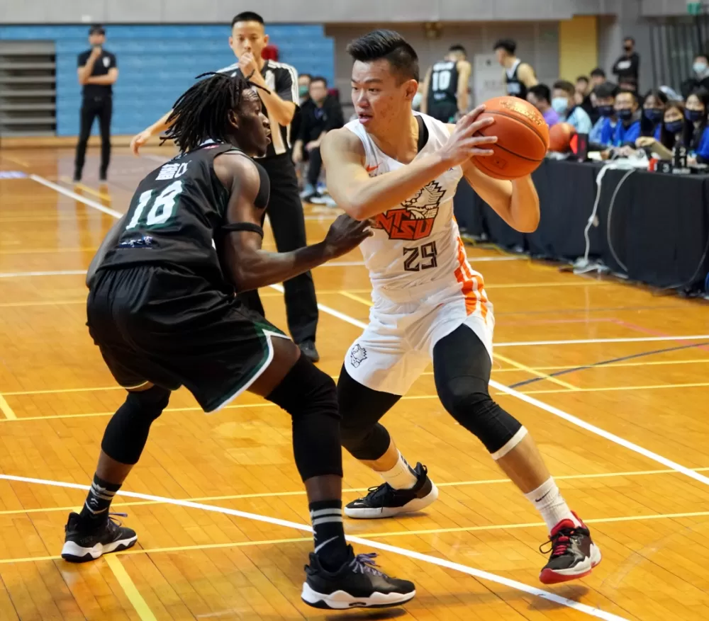 國立體大韓杰諭15分8籃板。