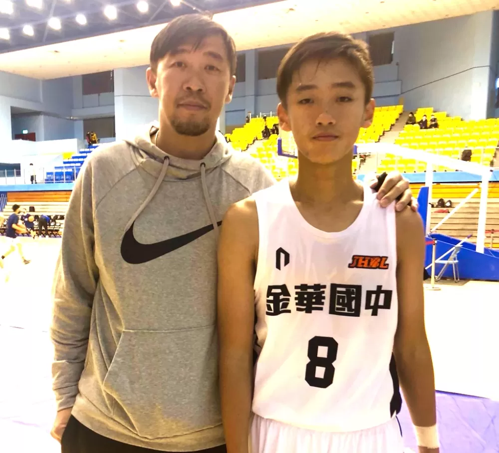 「寶兒教練」楊哲宜與愛兒楊曜名很親。大會提供。下同。