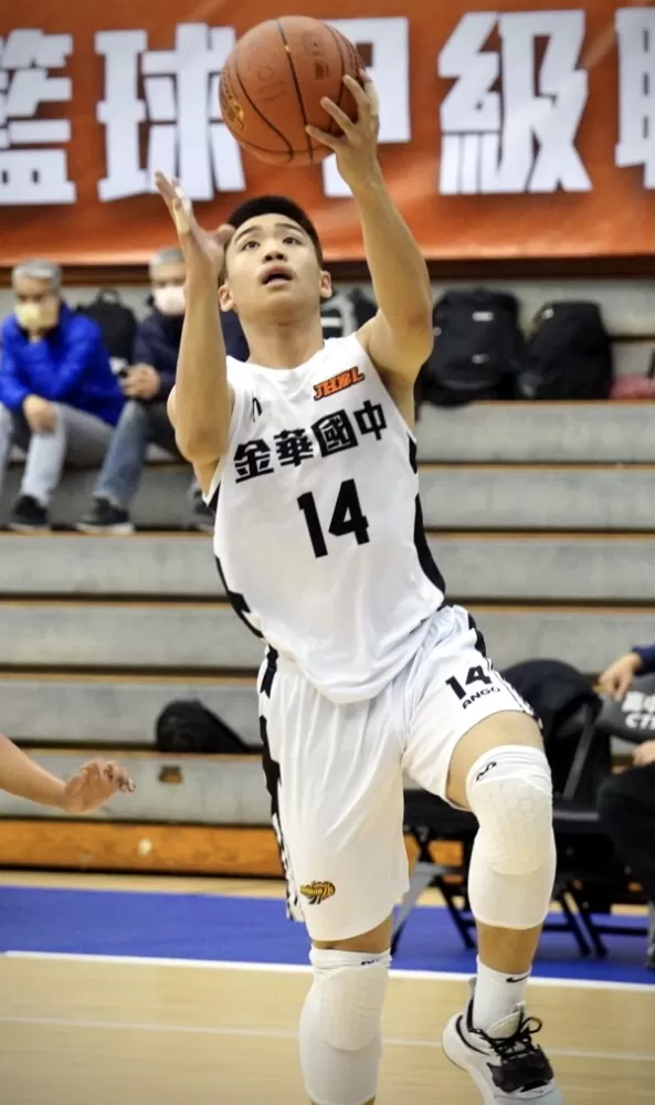 金華前國手張憲銘公子張為甯16分。