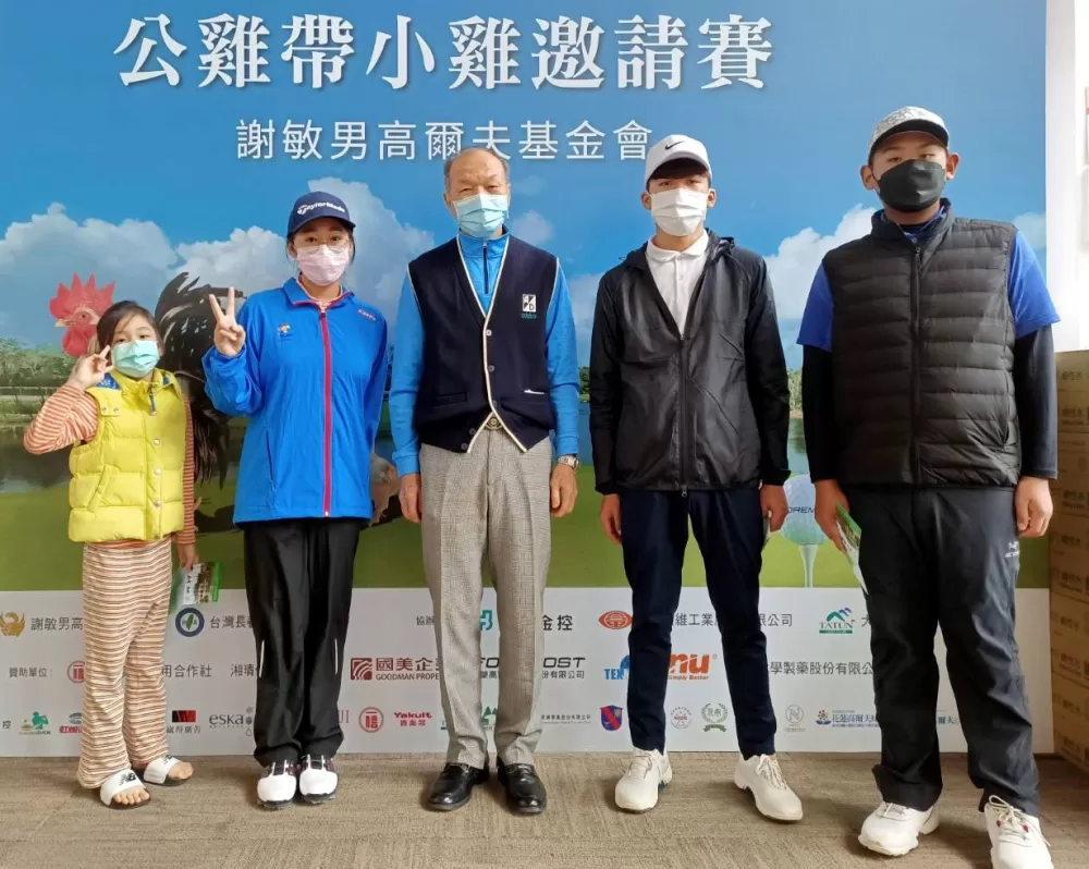 楊喻棠(左二)等花蓮高爾夫種子與謝敏男(中)合影。劉長鑫/攝影。