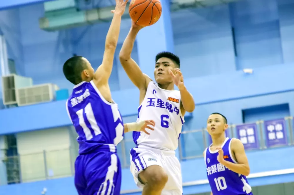 光榮雙胞胎弟弟張緯甯(左)、張緯楷(右)聯手包夾玉里林允翔。