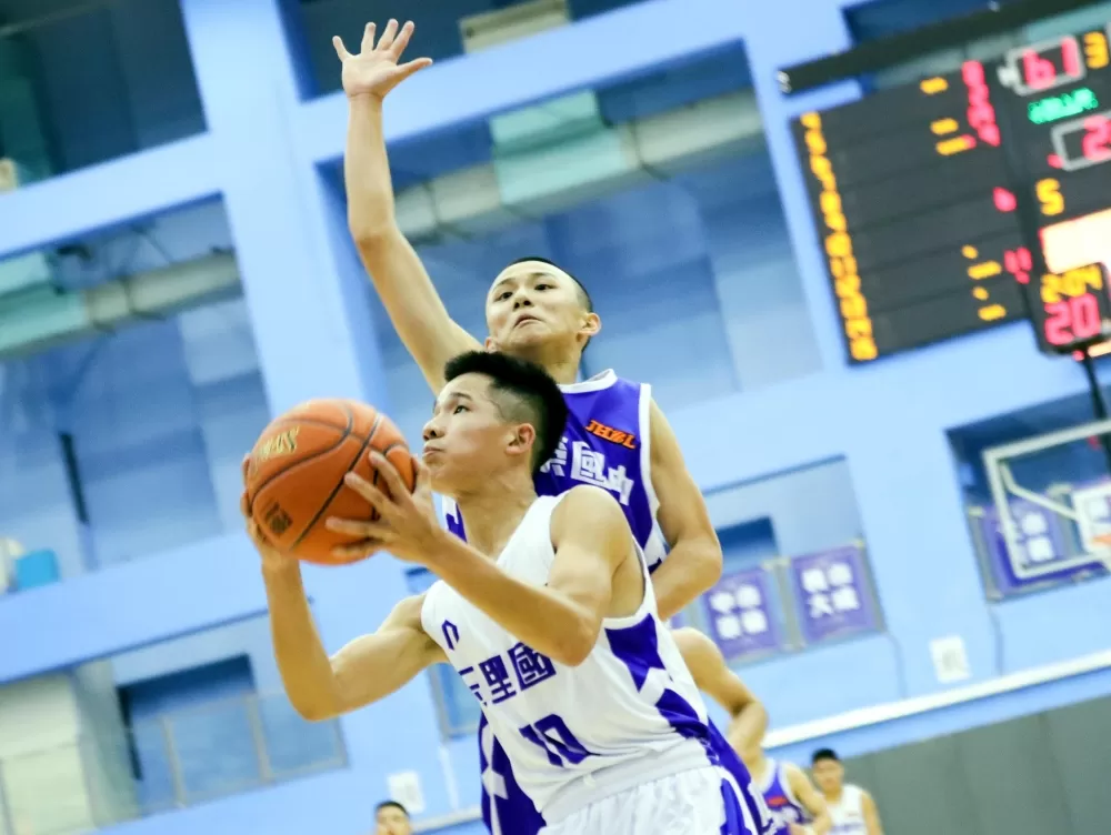 光榮雙胞胎哥哥張緯楷(上) 緊貼著玉里葛啟珩防守伺機蓋鍋。