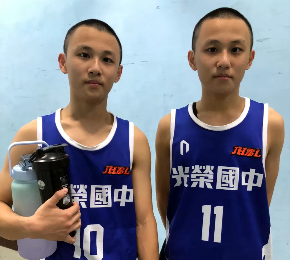 光榮首度「大三元」的張緯楷(左)與雙胞胎弟弟張緯甯。