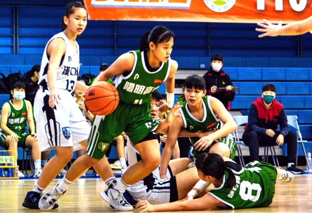 陽明何采琪新高34分,搭配16籃板「30、10」,外帶6助攻、7抄截。