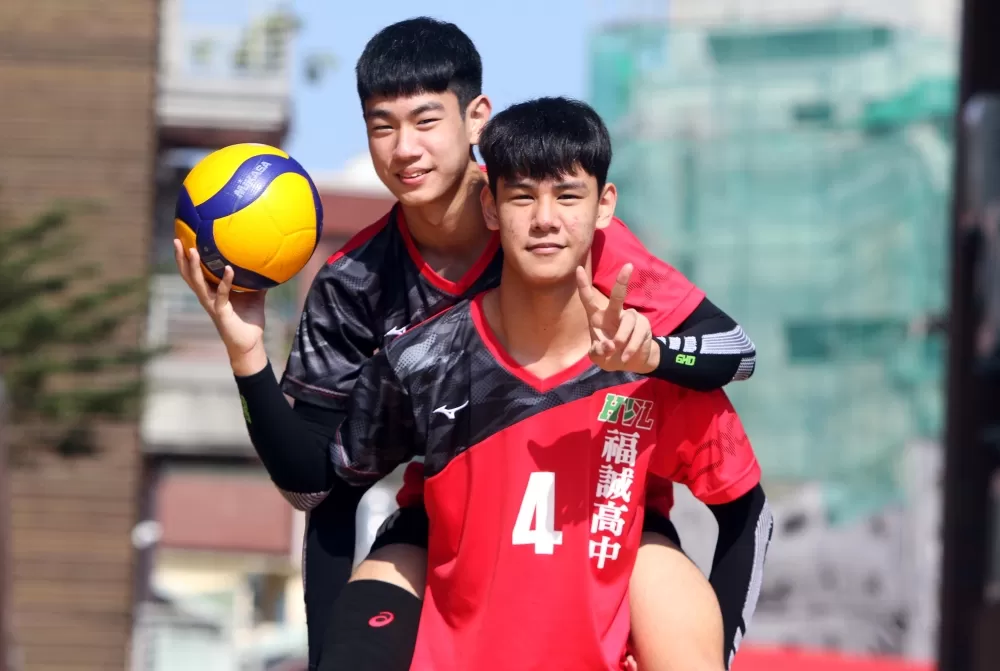 福誠高中兄弟檔黃謙榮(後)和黃榮恩感情超好。林嘉欣/攝影。