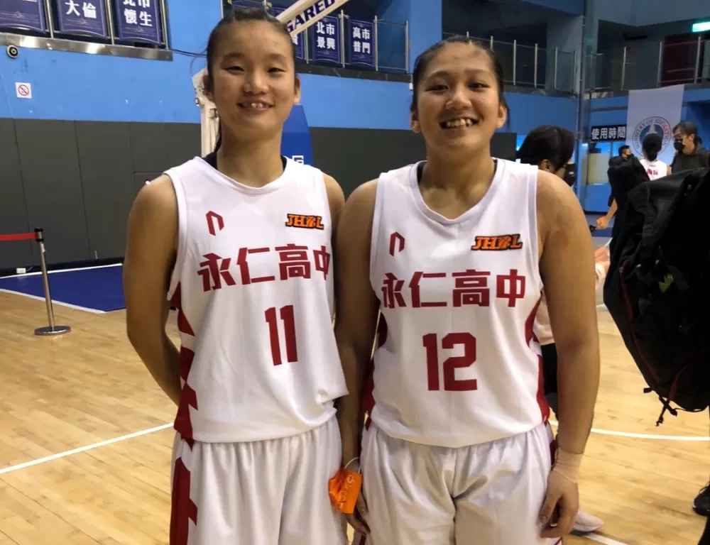 永仁鎮隊「雙槍」陳薇涵(右)、蔡幸霏聯手拚小組第一。