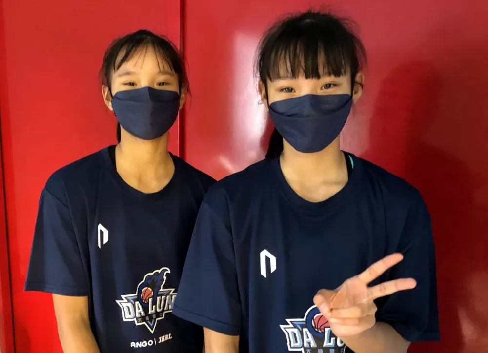 大倫國二雙胞胎姊姊邱沛綺(左)、妹妹邱沛慈。