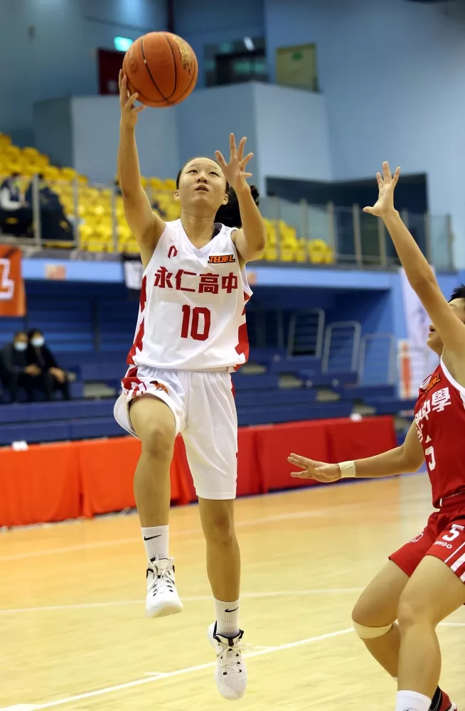 攻下12分的永仁雙胞胎姊姊黃少縵切入上籃。