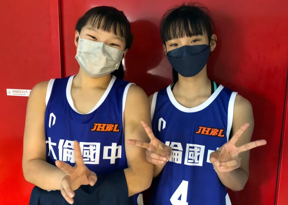 大倫雙胞胎妹妹姊邱沛慈(右)、與姊妹檔妹妹彭郁婷情同親姊妹。