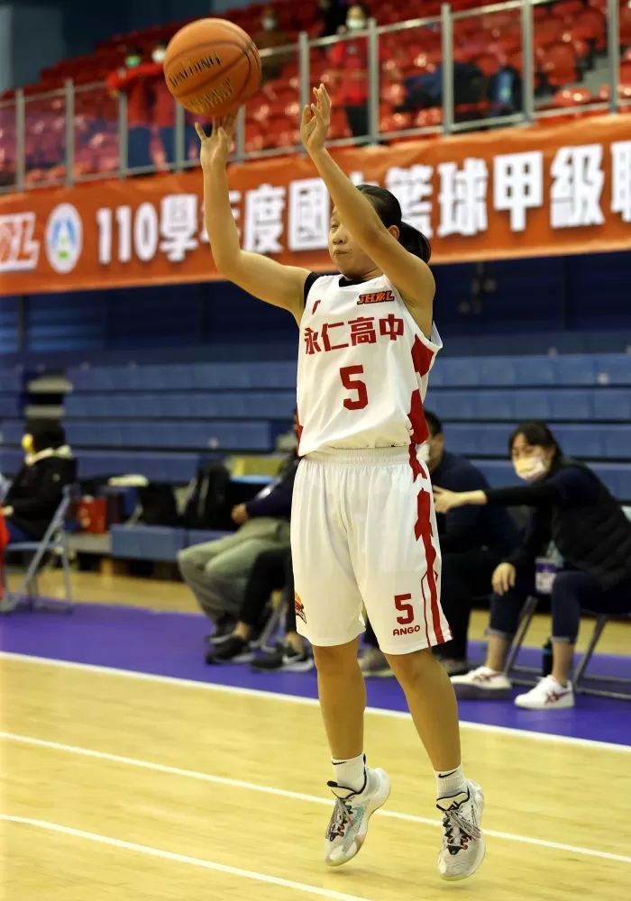 永仁雙胞胎妹妹黃少彤跳投拿10分。