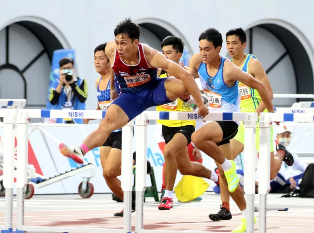 陳奎儒（前）入選黃金計畫2.0第三級。林嘉欣／攝影。