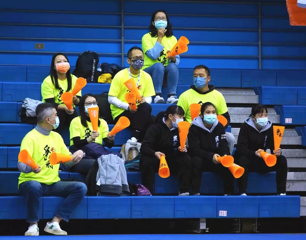 民族後援會集體著「爭氣」t恤現場力挺，拉出跨季11連勝。