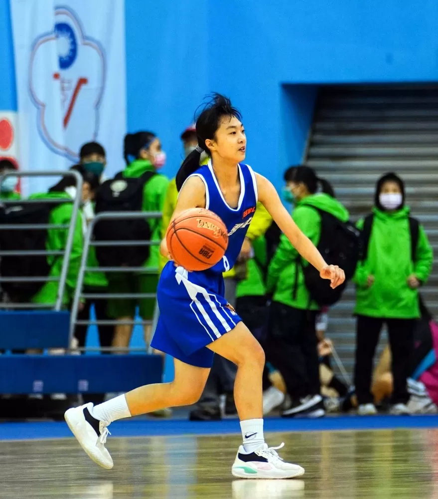 員山米都愛巴高揚得14分、10籃板「雙十」。