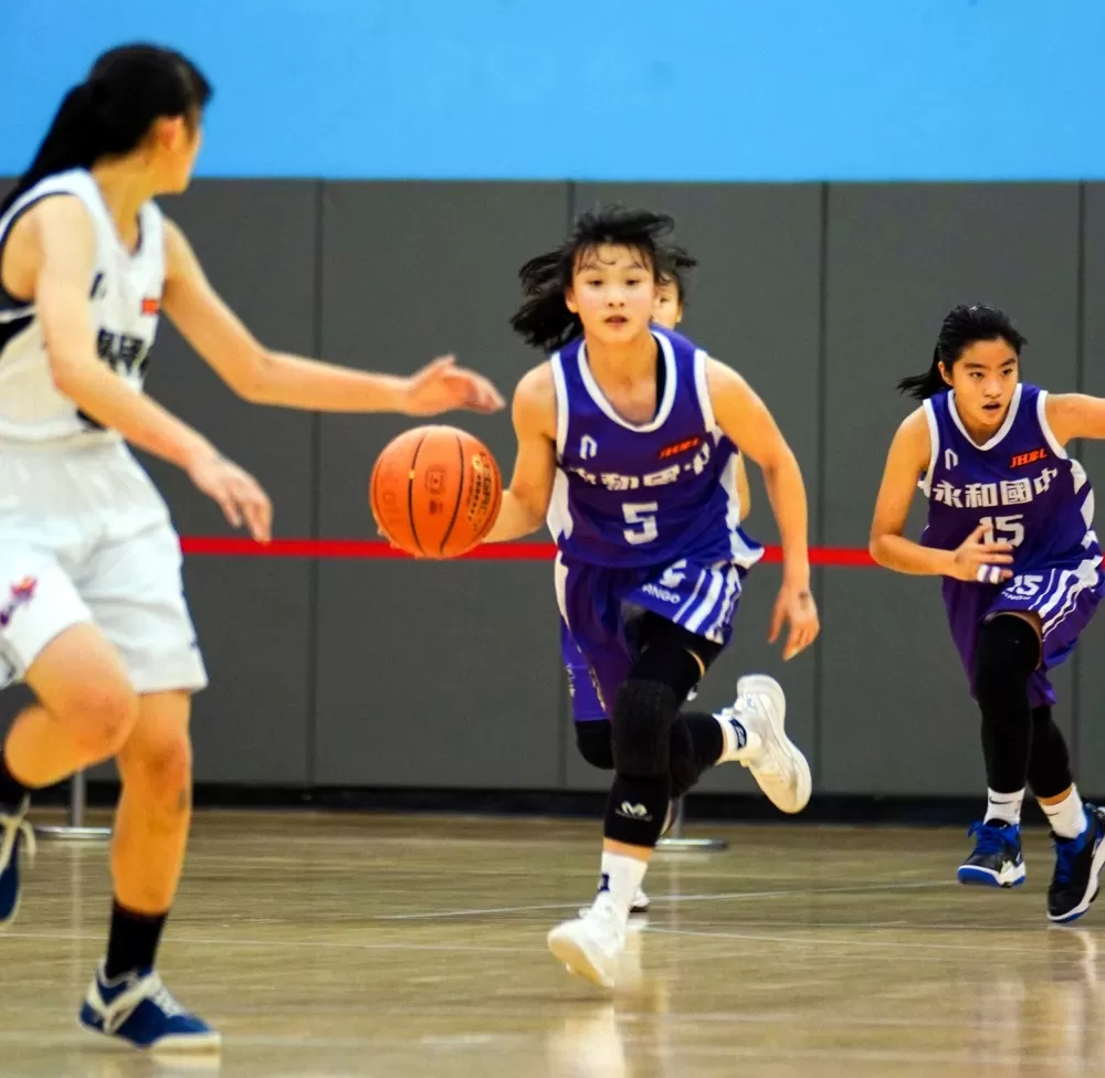 永和對復興寫下「大三元」的國二得分後衛鄭敬璇功在首晉八強。大會提供。下同。