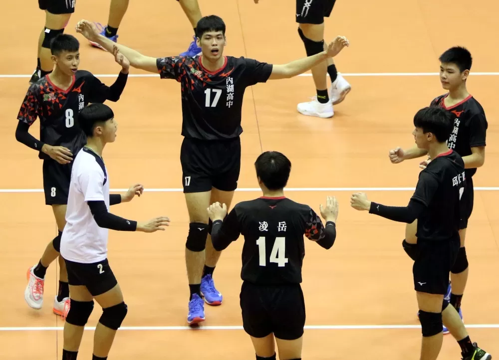 內湖高中楊承恩（17號）鬥志高昂。林嘉欣／攝影。