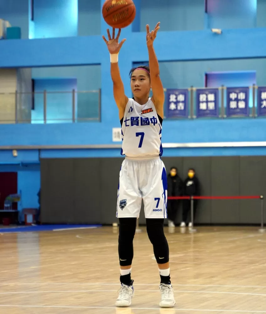 七賢170公分的鄒睿亞10投中4得10分。