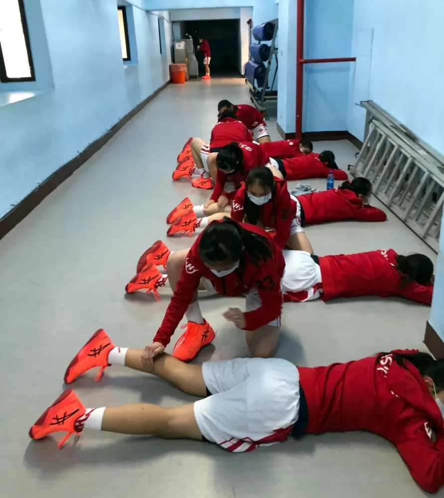 闖過外卡賽首關的懷生賽後做恢復操整齊畫一。