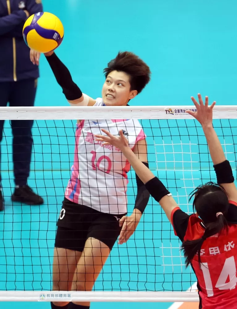 臺北鯨華余䒩語攻擊。