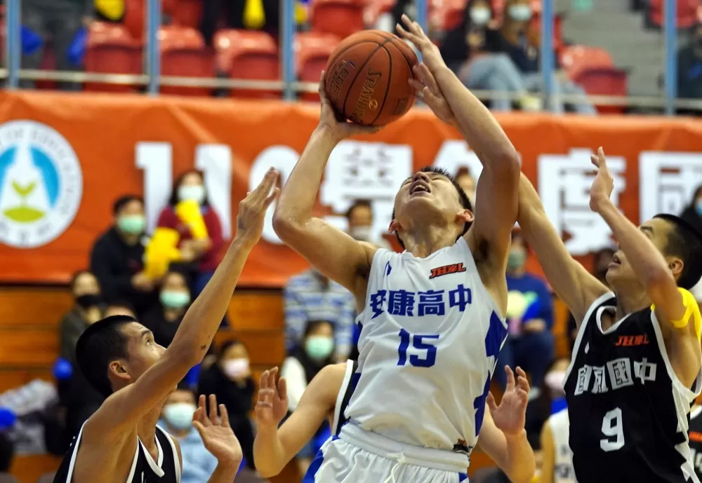 衛冕軍安康186國二中鋒李育誠17分11籃板「雙十」，含決勝期重要4分。大會提供。下同。