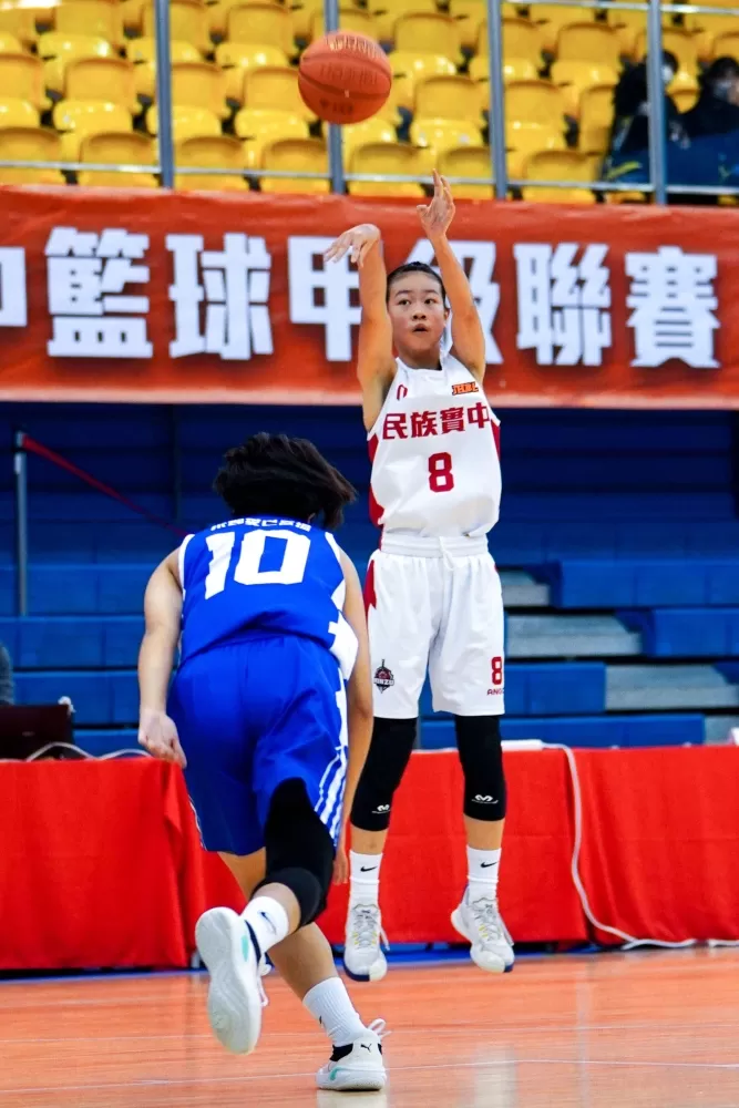 尋求二連霸的民族小組第一晉八強國二前鋒王若妍跳投。