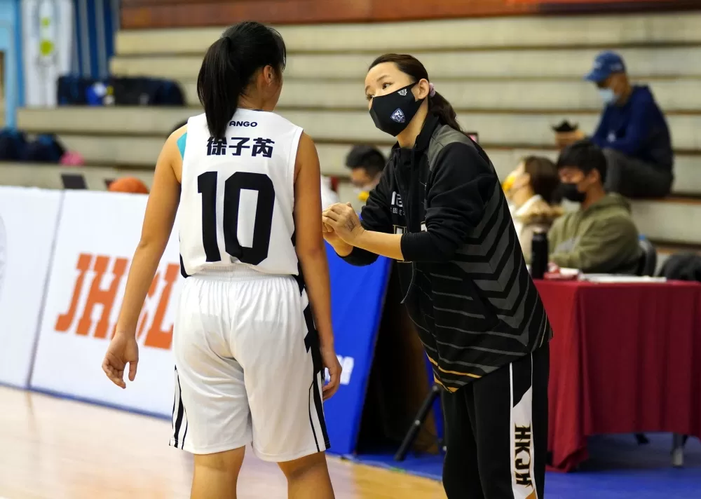 16分、8籃板、6助攻、9抄截「準大三元」的漢口「一姊」徐子芮與邱秀玟教練溝通。