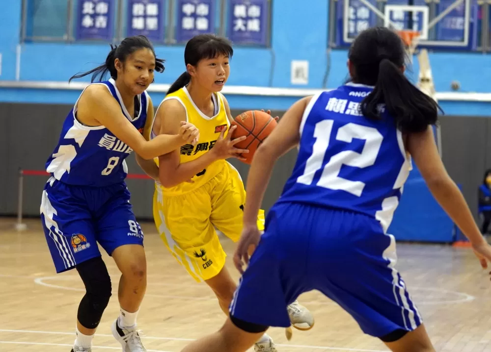 景興175國二中鋒許語珊生涯雙新高16分、21籃板首度「雙十」。