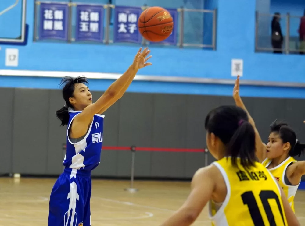 員山主控潘以柔12分、13籃板「雙十」。