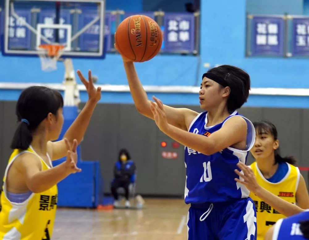 員山米都愛巴高揚11分、8籃板。