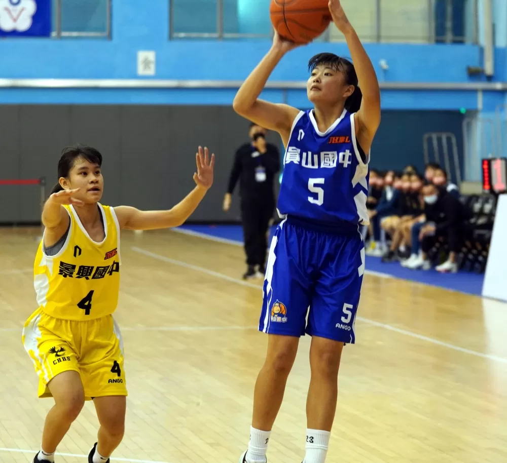 員山國三「三劍客」前鋒芮靖雅19分、11籃板。