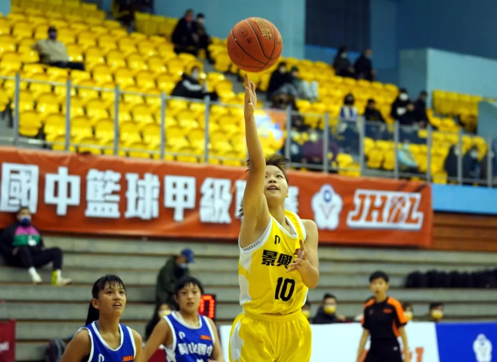 景興金牌「一姊」盧柏岑14分、9籃板。