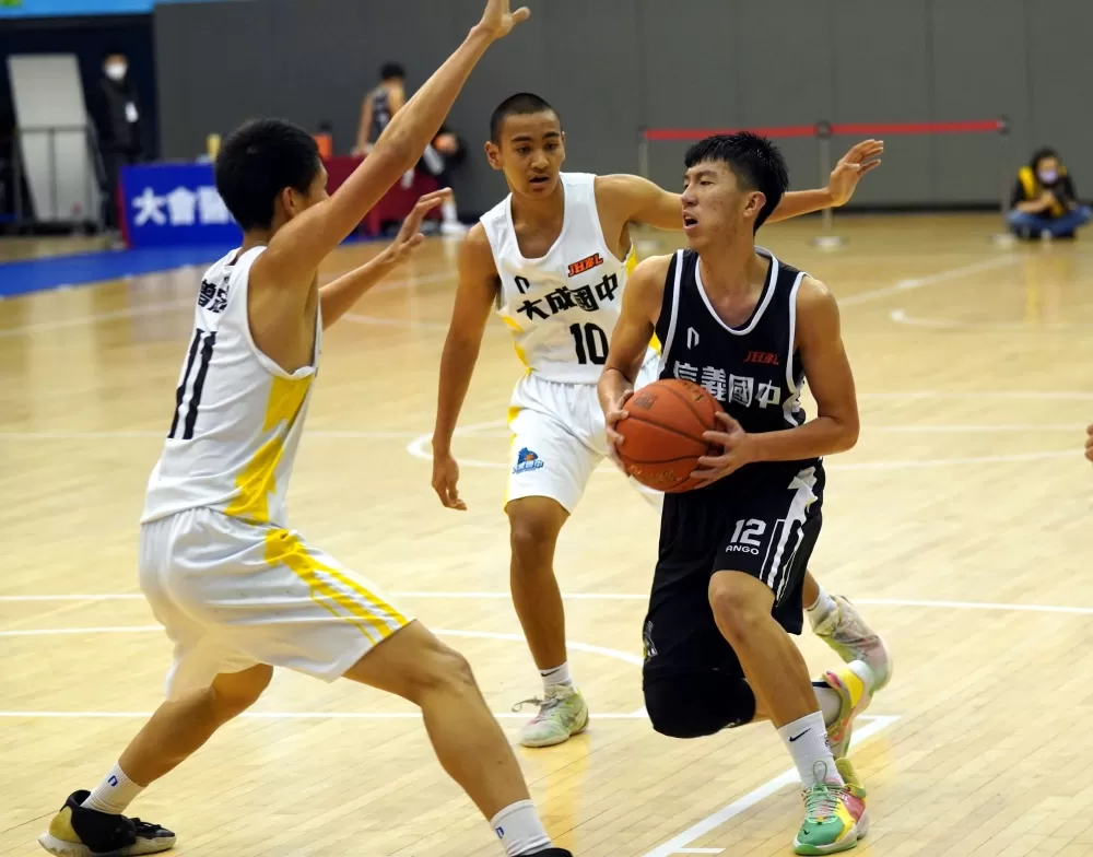 信義「一哥」連冠嘉19分、7籃板、5助攻、3抄截。