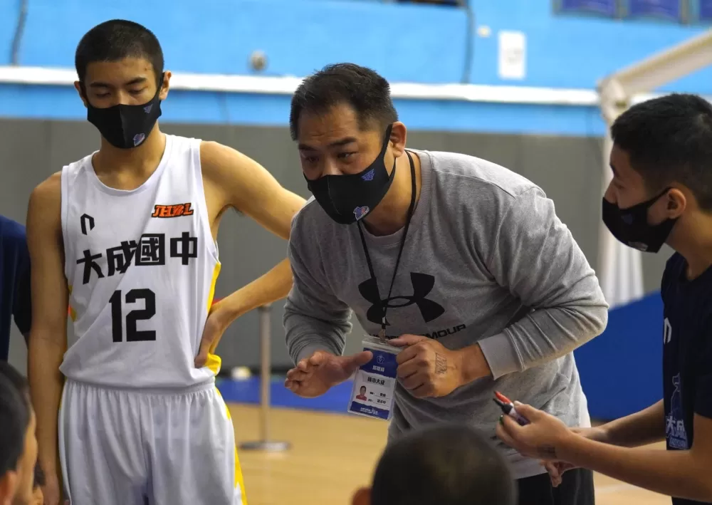 大成教練溫志中耳提面命，強調防守第一。