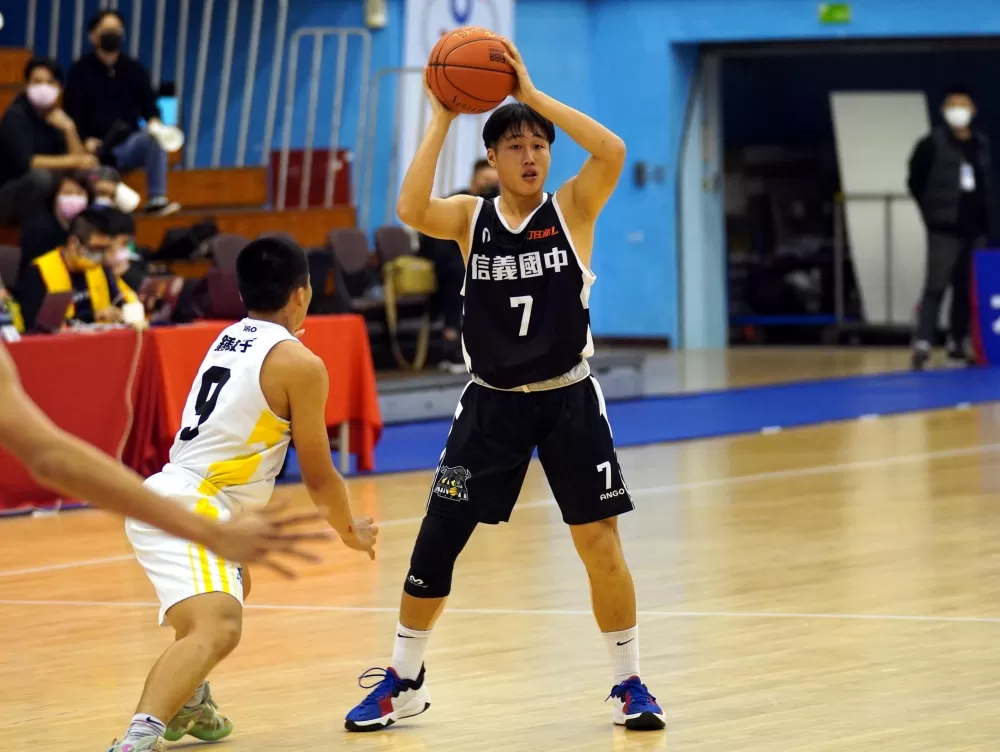 信義陳佳侖攻下14分。