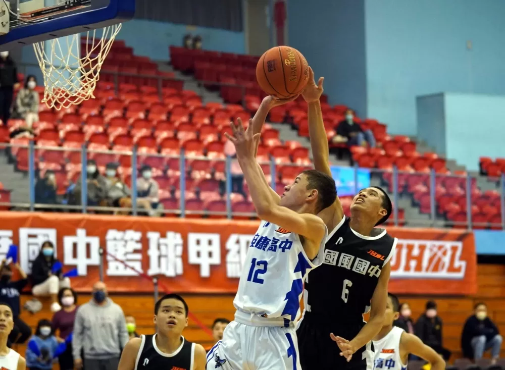 安康美台混血查傑（左）空中摃上國風鄭維佑。大會提供。下同。