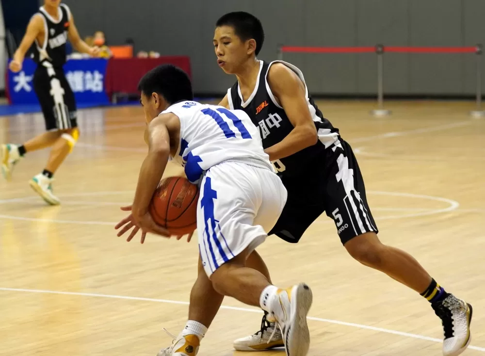 國風黃吳彥廷貼身防守。