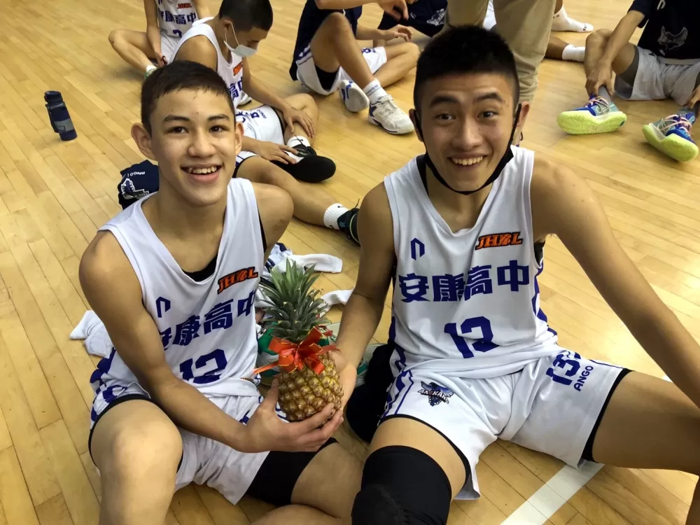 安康美台混血查傑（左）、蔡彥驊展示秘密武器鳳梨（旺來）。